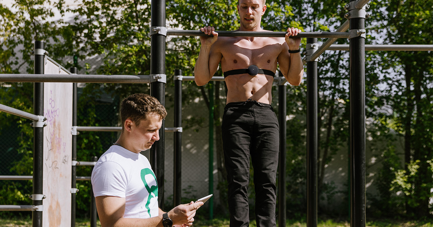Grzegorz Niecko overseeing a client's workout