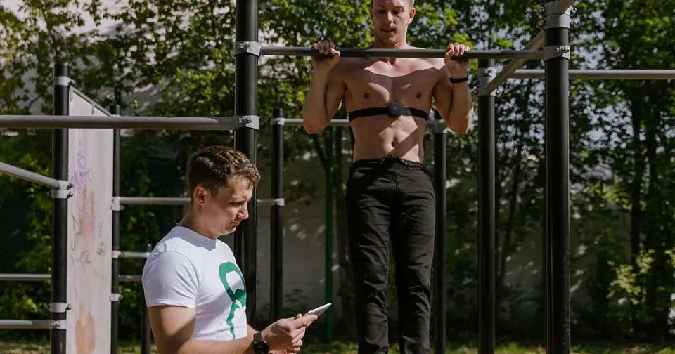 Grzegorz Niecko monitoring an outdoor workout with Aidlab
