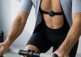 Rowerzysta z czujnikiem Aidlab na klatce piersiowej